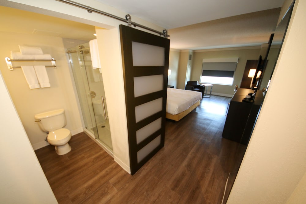 Sunset Tower, 2 Queen Beds - Photo 4