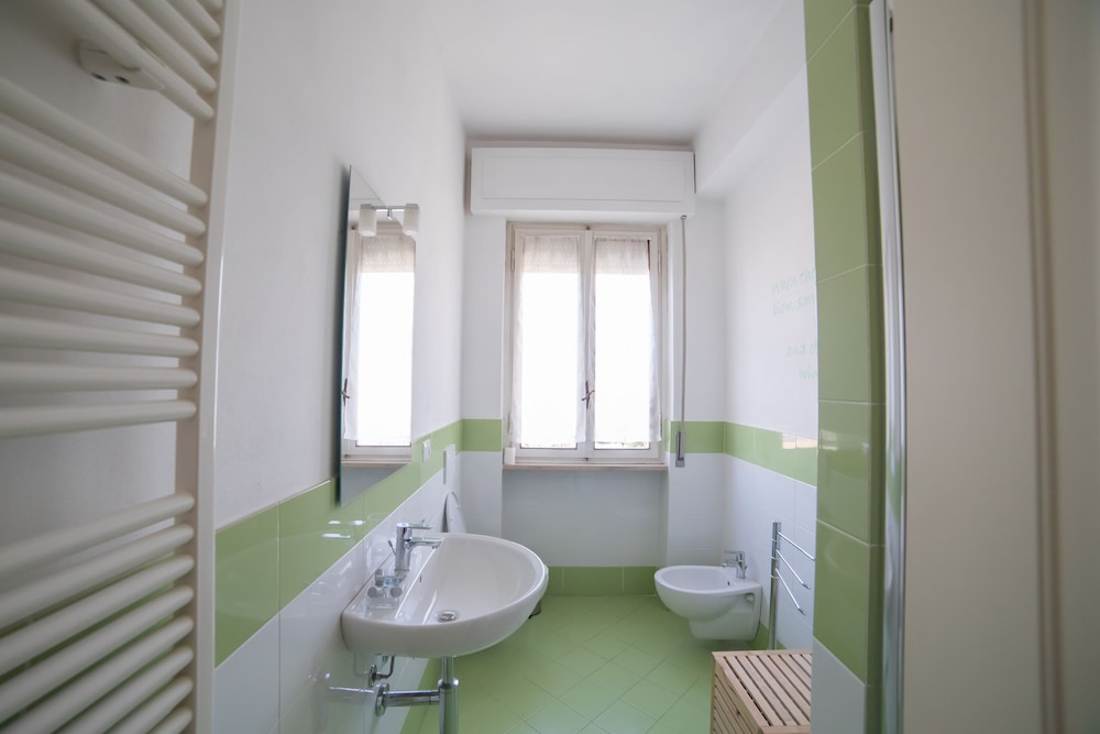Classic Double, private external bathroom, city view photo 3