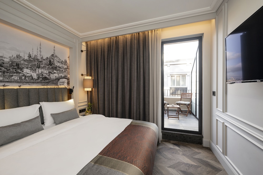 Standard Room, 1 Queen Bed, Balcony, City View photo 1