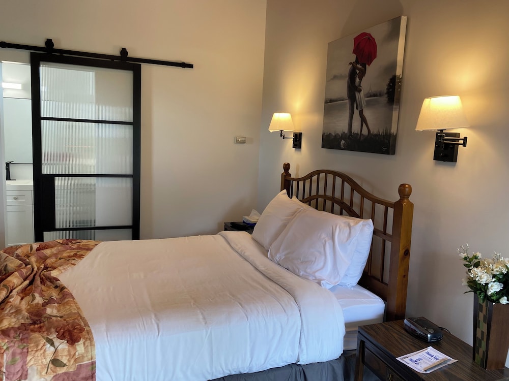 Suite, 1 Queen Bed, Non Smoking, Jetted Tub photo 3