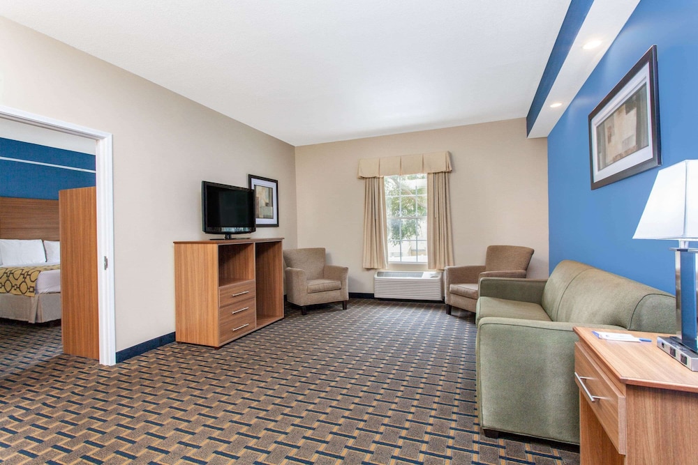 Suite, 1 King Bed, Non Smoking (One-Bedroom Suite) - Photo 1