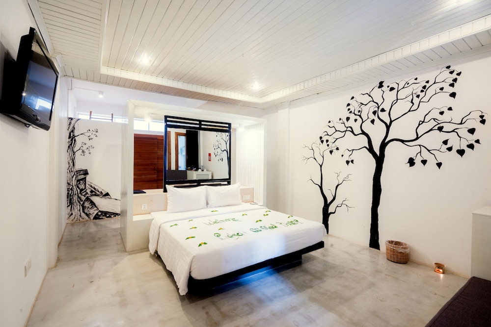 Superior Double Room, 1 King Bed, Balcony, Garden View