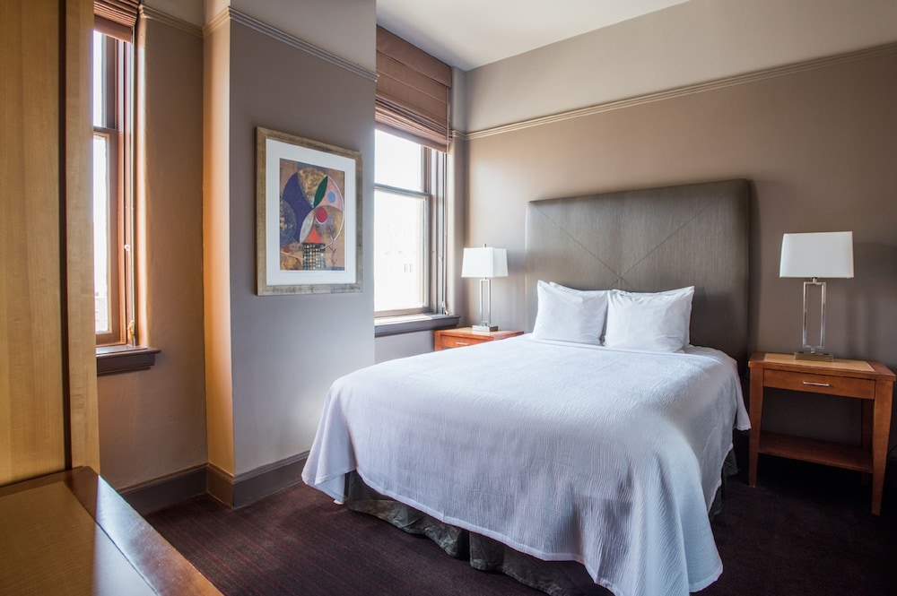 Signature Queen Suite photo 1