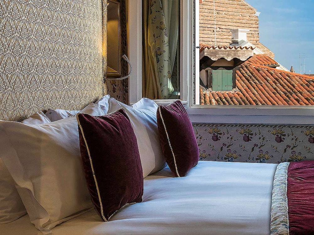 Deluxe Suite, 1 King Bed (Canal View)
