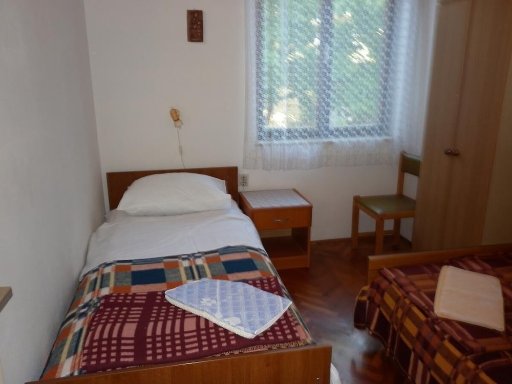 Apartment (Tonia - great location & afordable - )