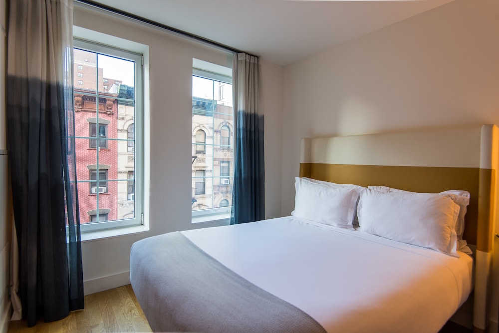 Standard Room, 1 Queen Bed, City View