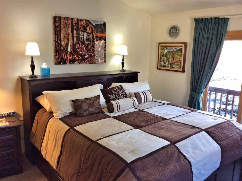 Romantic King Bedroom with Mountain View photo 1
