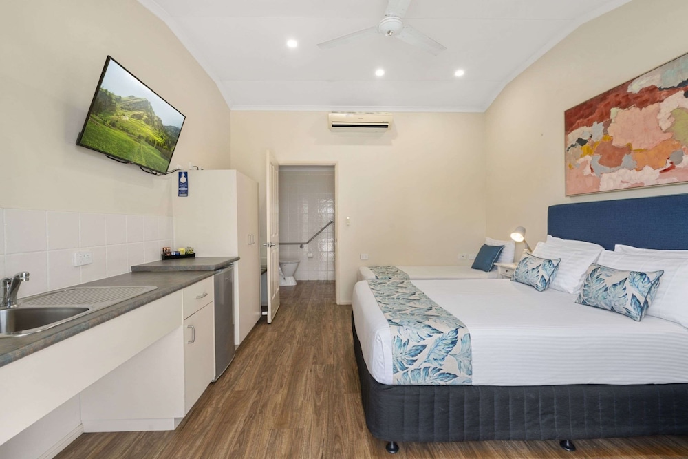 Deluxe Room, Multiple Beds, Accessible, Kitchenette