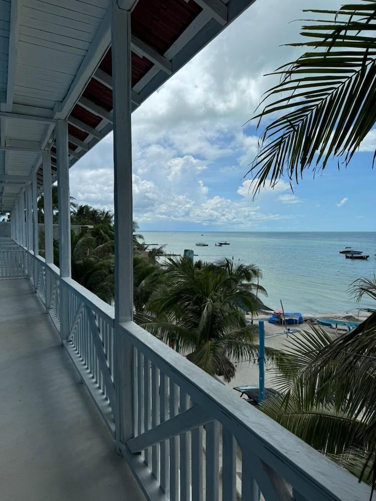 Deluxe Room, 1 King Bed, Beach View photo 2