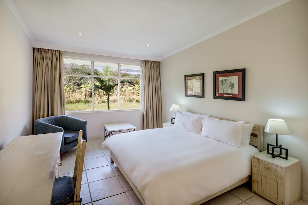Room, 1 King Bed, Pool Access, Garden View