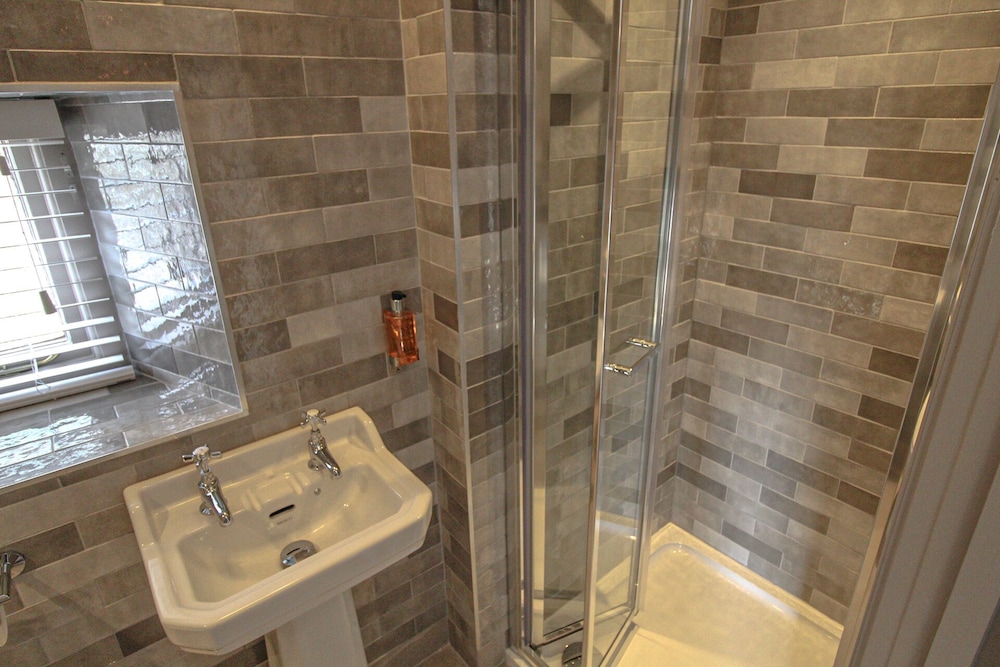Superior Double Room, Ensuite - Photo 11