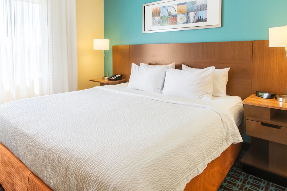 Room, 1 King Bed (Mobility/Hearing Access, Roll-In Shwr) photo 3