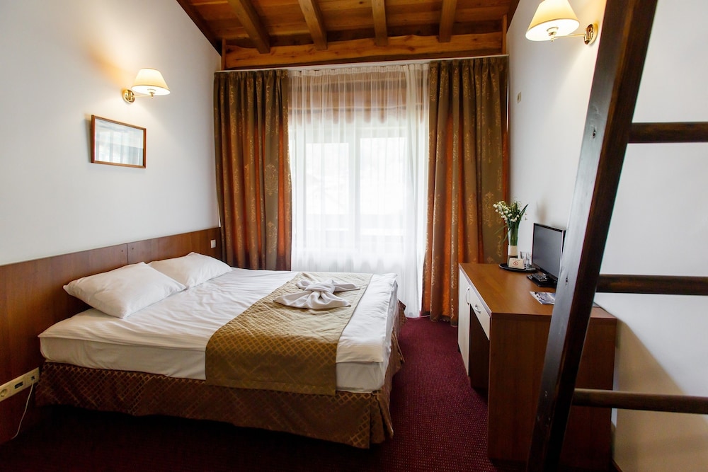 Double or Twin Room (with extra bed) photo 2