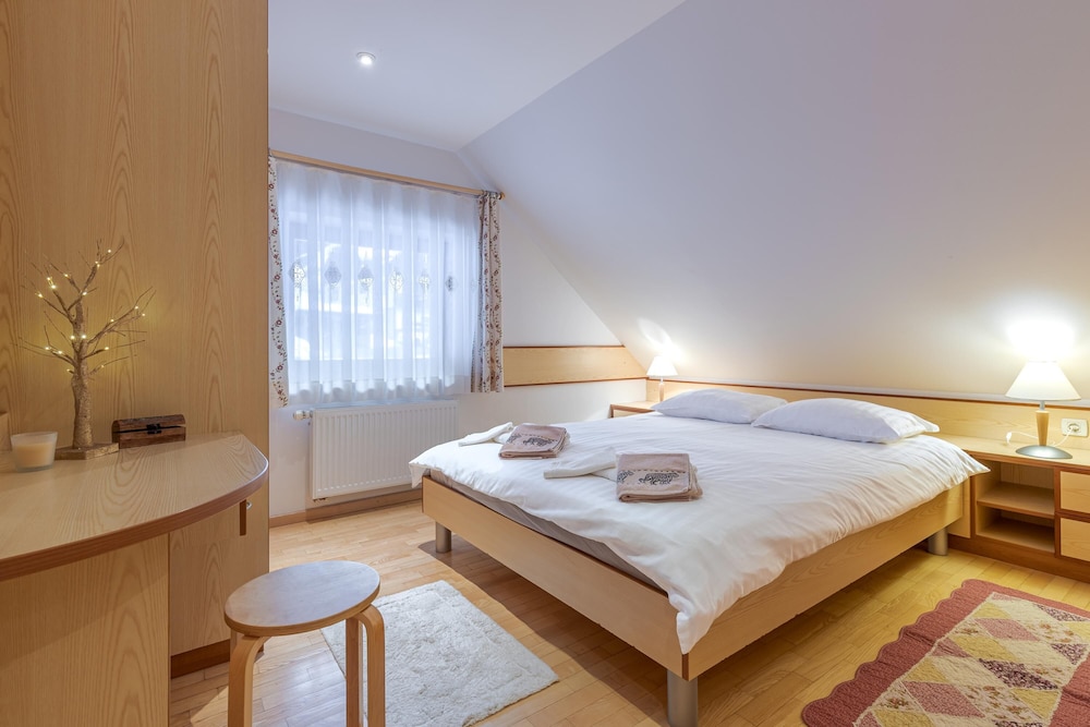 Family House, Multiple Bedrooms, Mountainside (Alpine Retreat Gaja Kranjska Gora) photo 2
