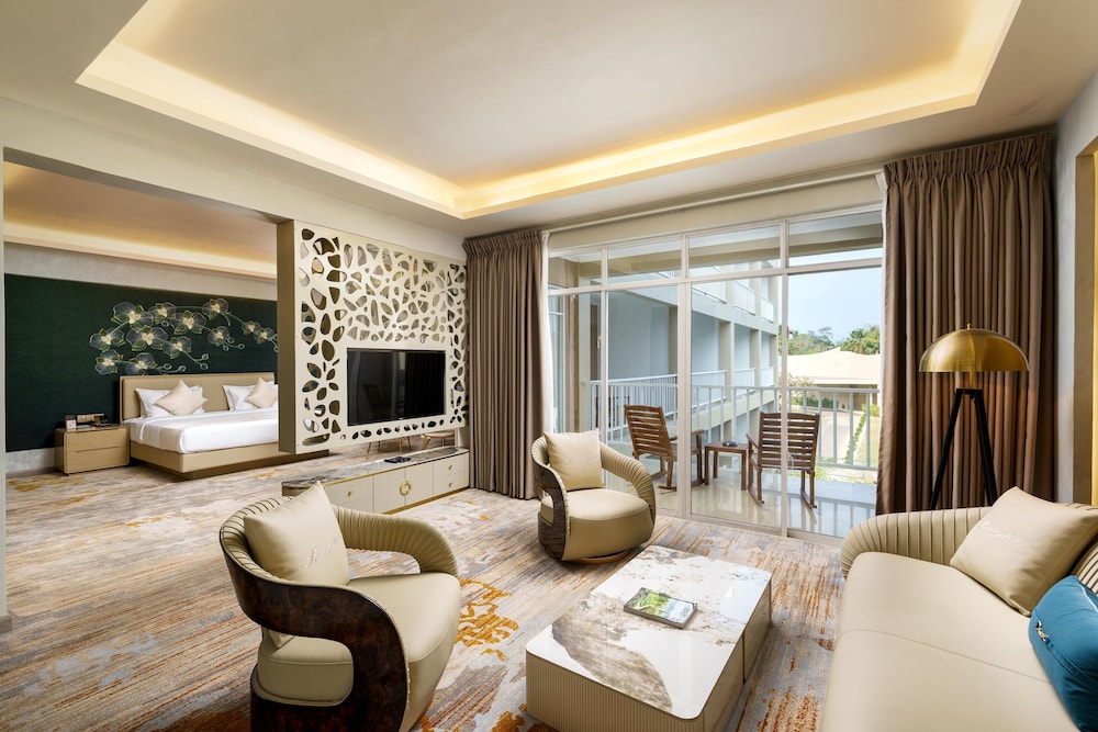 Luxury Suite, Balcony, Garden View
