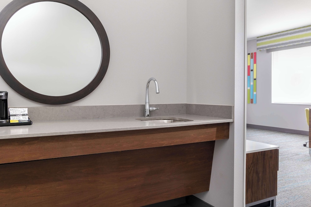 Studio, 1 King Bed, Accessible (Mobility & Hearing, Roll-In Shower) - Photo 5