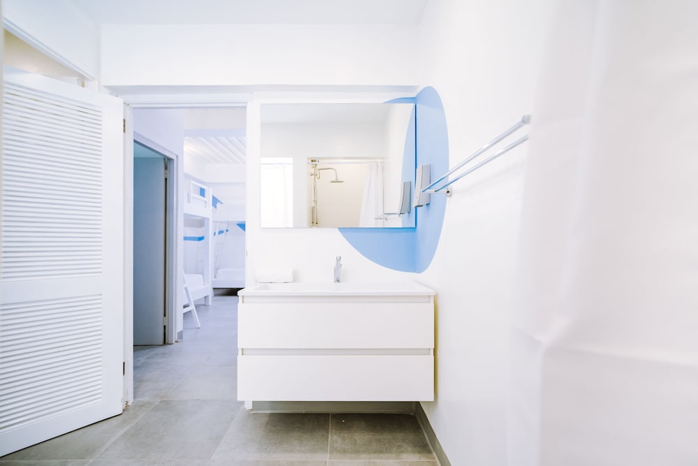 Economy Room, Multiple Beds, Non Smoking, Private Bathroom photo 2