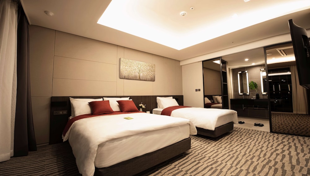 Suite, Multiple Beds, Non Smoking - Photo 1