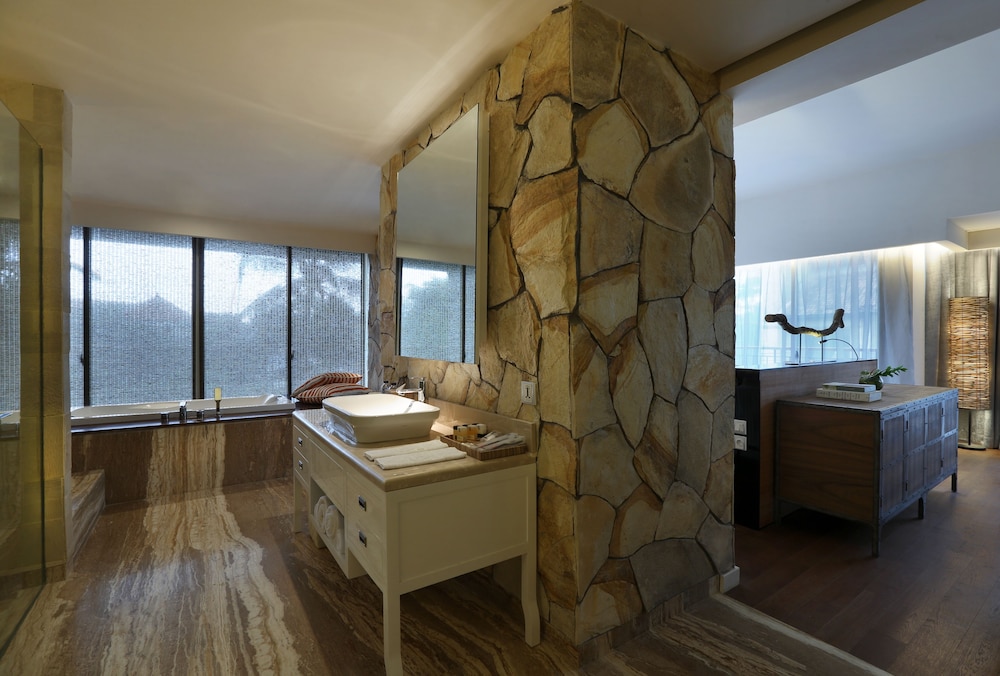 TStone Jacuzzi Suite (Standard Check Out at 2:00 PM)