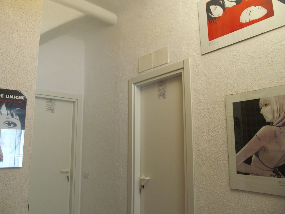 Room, 1 Queen Bed, Shared Bathroom photo 3