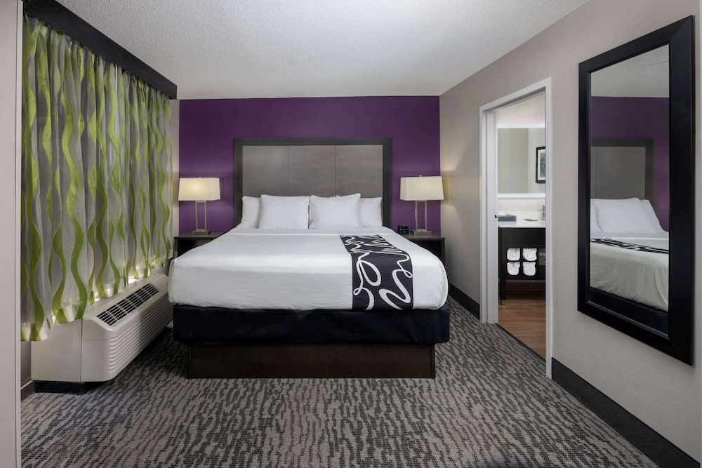 Room, 1 King Bed, Non Smoking - Photo 6