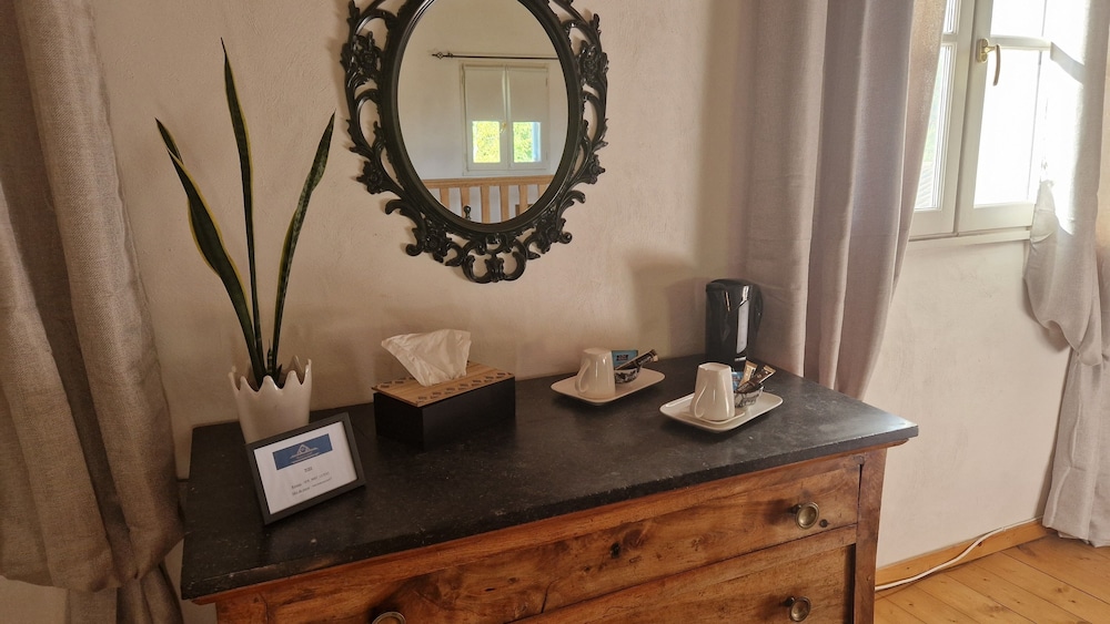 Double Room, 1 Queen Bed, Private Bathroom, Garden View photo 3