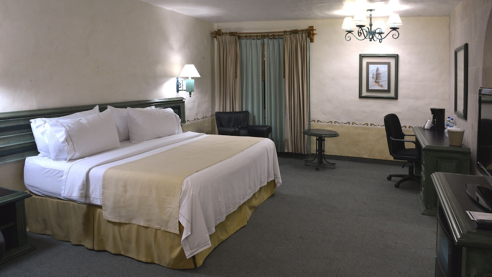 Suite, 1 King Bed - Photo 2