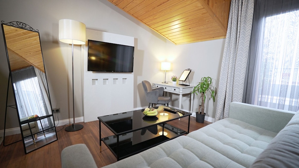 King Suite - Photo 3