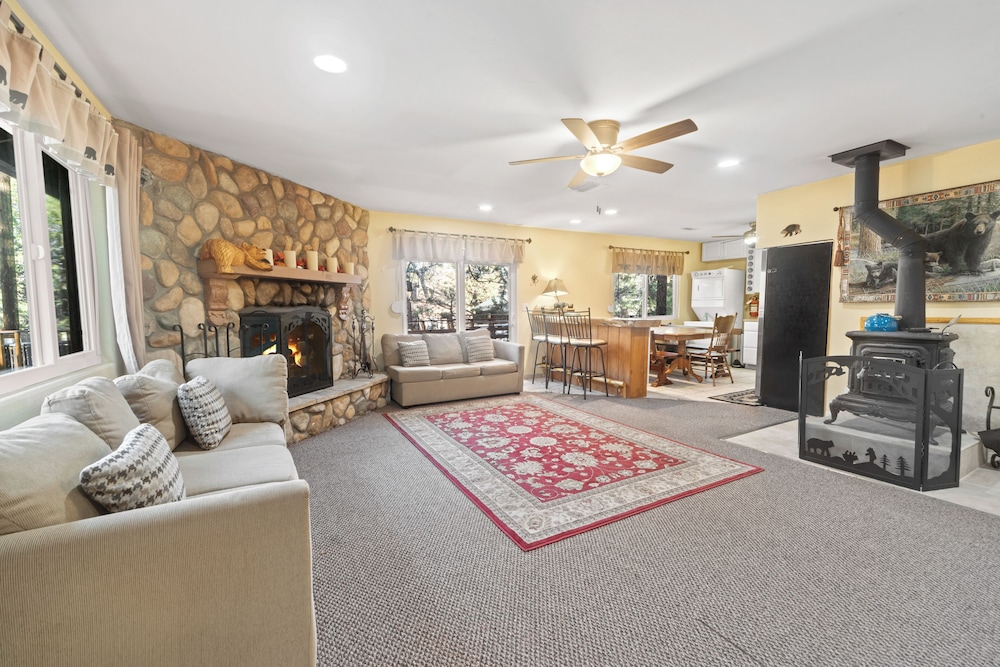House, Multiple Beds, Hot Tub, Mountain View photo 2
