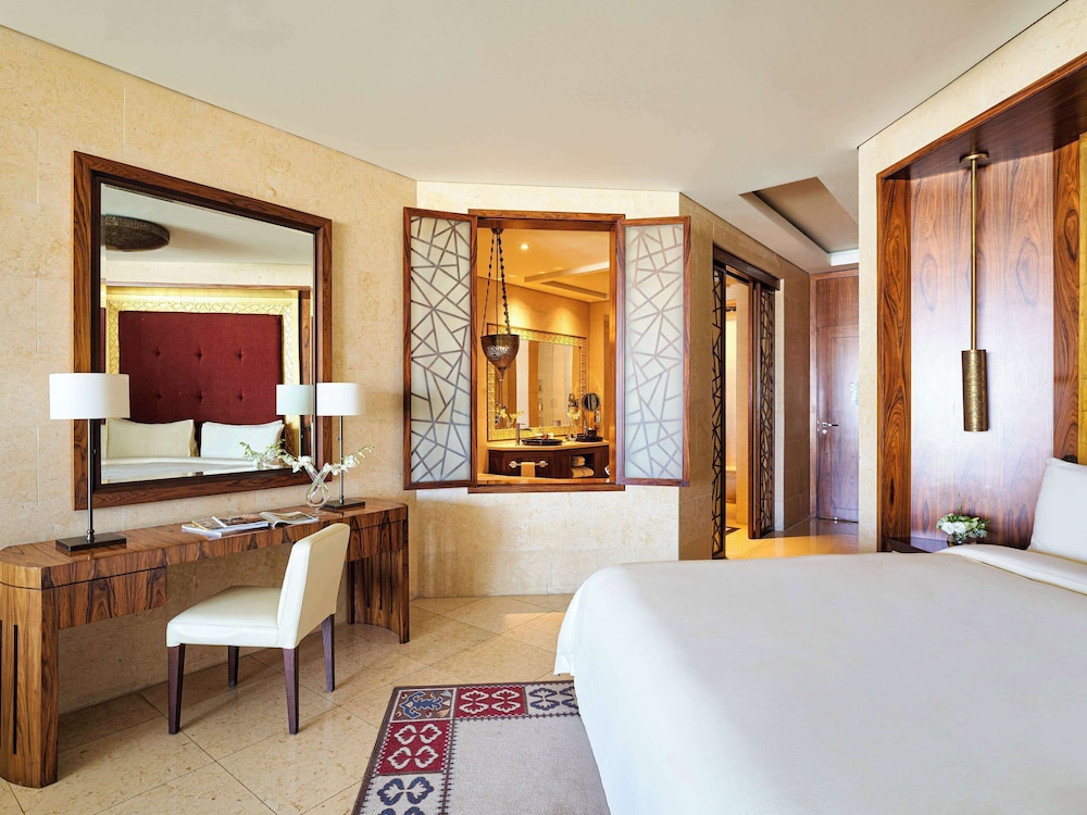 Raffles, Club Room, 1 King Bed - Photo 2