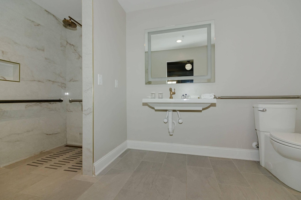Room, 1 King Bed, Mobility Accessible, Non Smoking - Photo 3