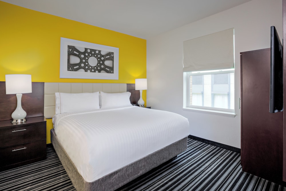 Standard Room, 1 King Bed, Accessible (Mobility, Accessible Tub) - Photo 1