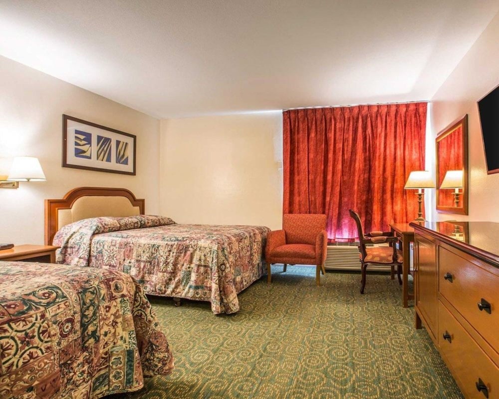 2 Queen Beds Non-Smoking photo 2