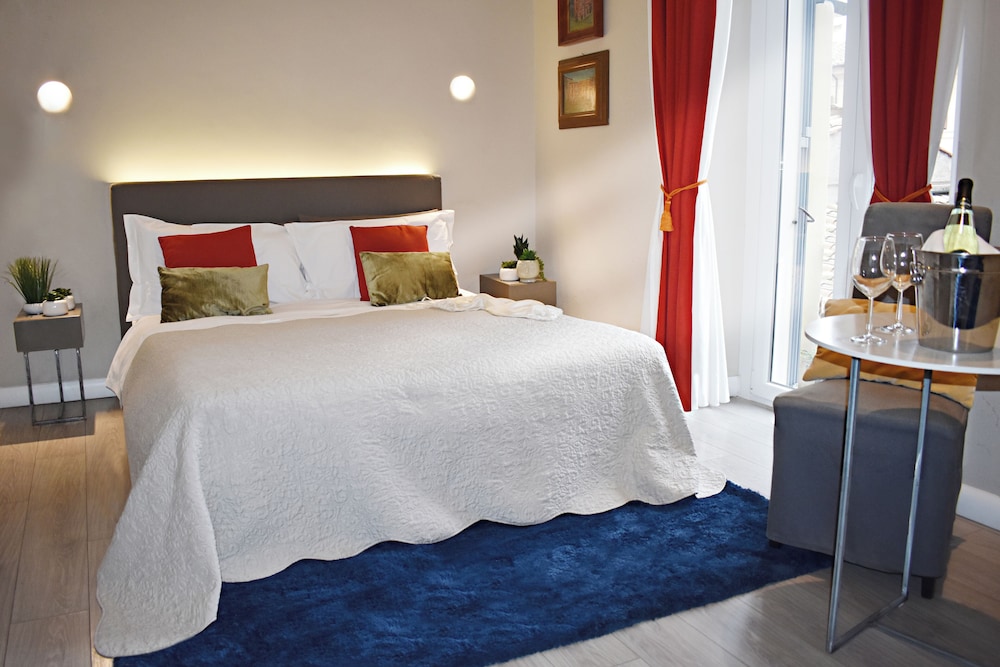 Deluxe Room, Balcony, City View photo 3