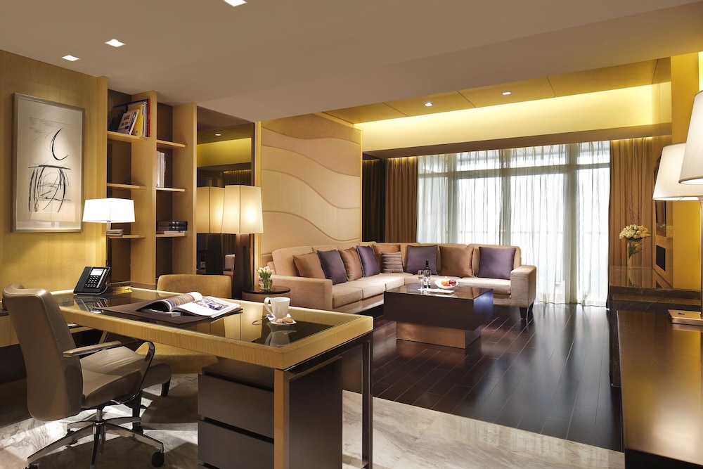 1 King 1 Bedroom Suite Lounge Access
