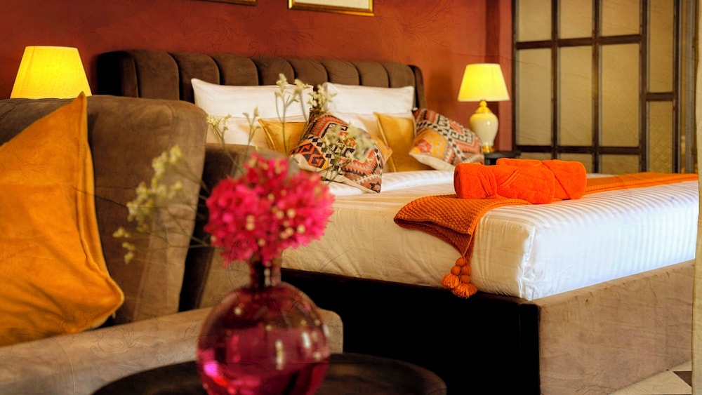 Honeymoon Suite with Bathtub - Photo 5