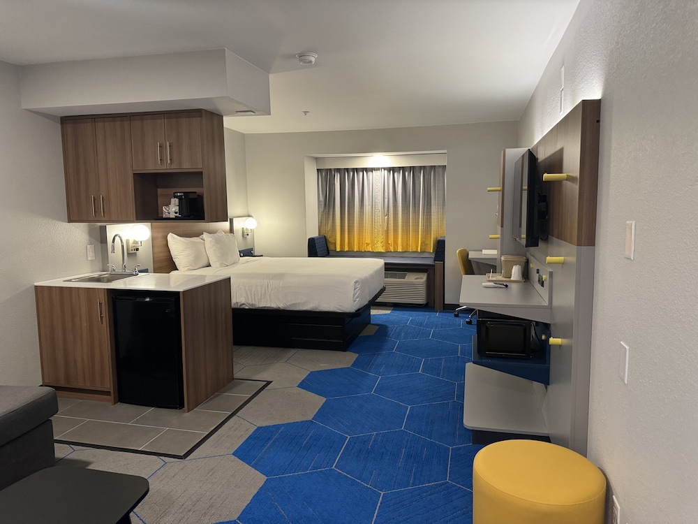 Suite, 1 Queen Bed, Non Smoking - Photo 2