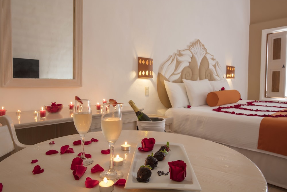 Standard Room, 1 King Bed, Marina View - Photo 7
