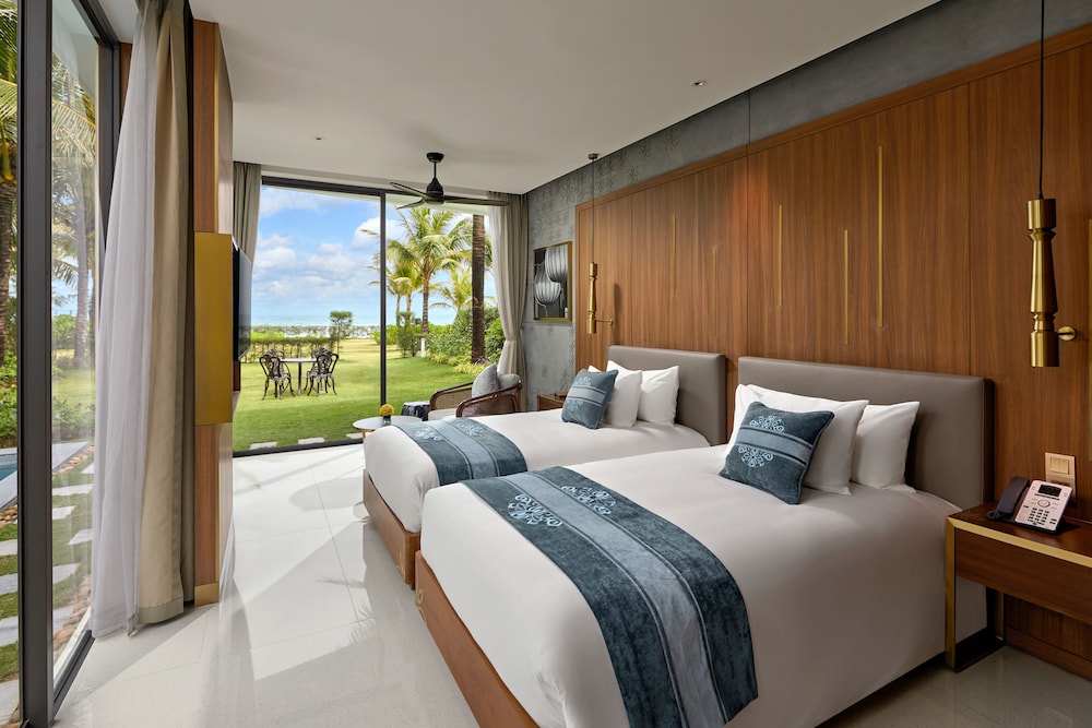 3-Bedroom Beachfront Pool Villa - Photo 4