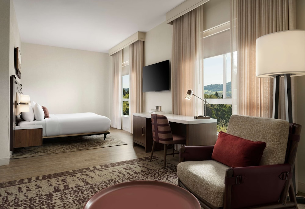 Junior Room, 1 King Bed, Accessible (Mobility, Roll-In Shower) - Photo 2