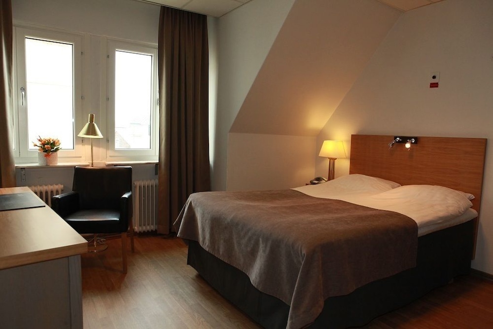 Grand lit room with queen bed photo 2
