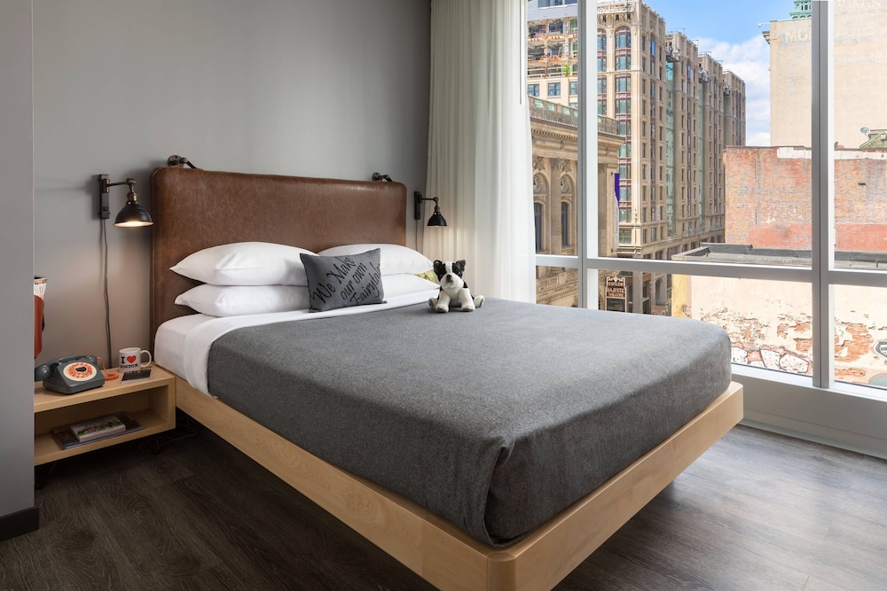 Room, 1 Queen Bed, City View (Corner) - Photo 2