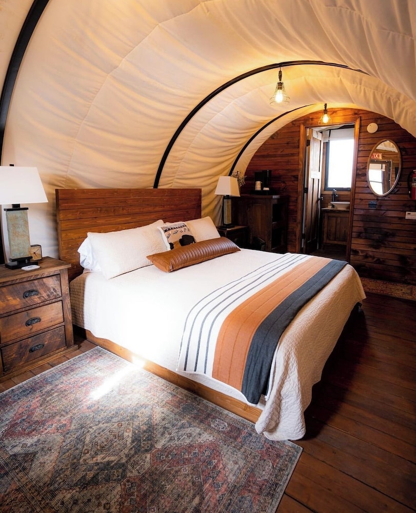 Deluxe Cabin, 1 King Bed, Patio, Mountain View photo 1