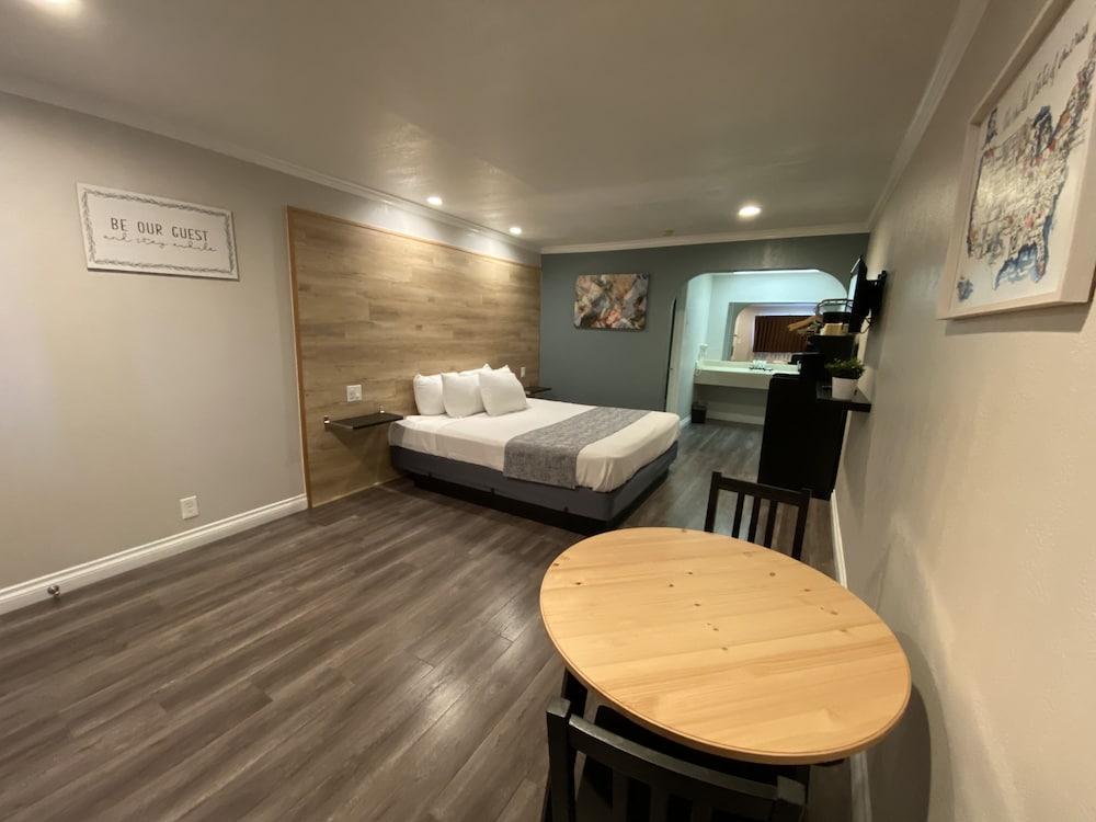 Deluxe Suite, 1 King Bed - Photo 2