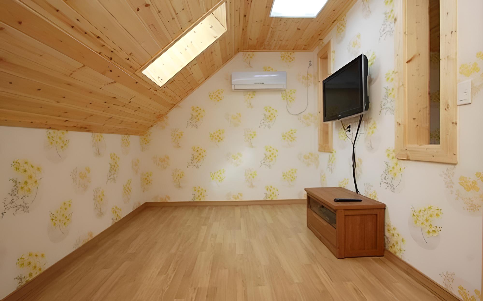 Room (Room 105) - Photo 7