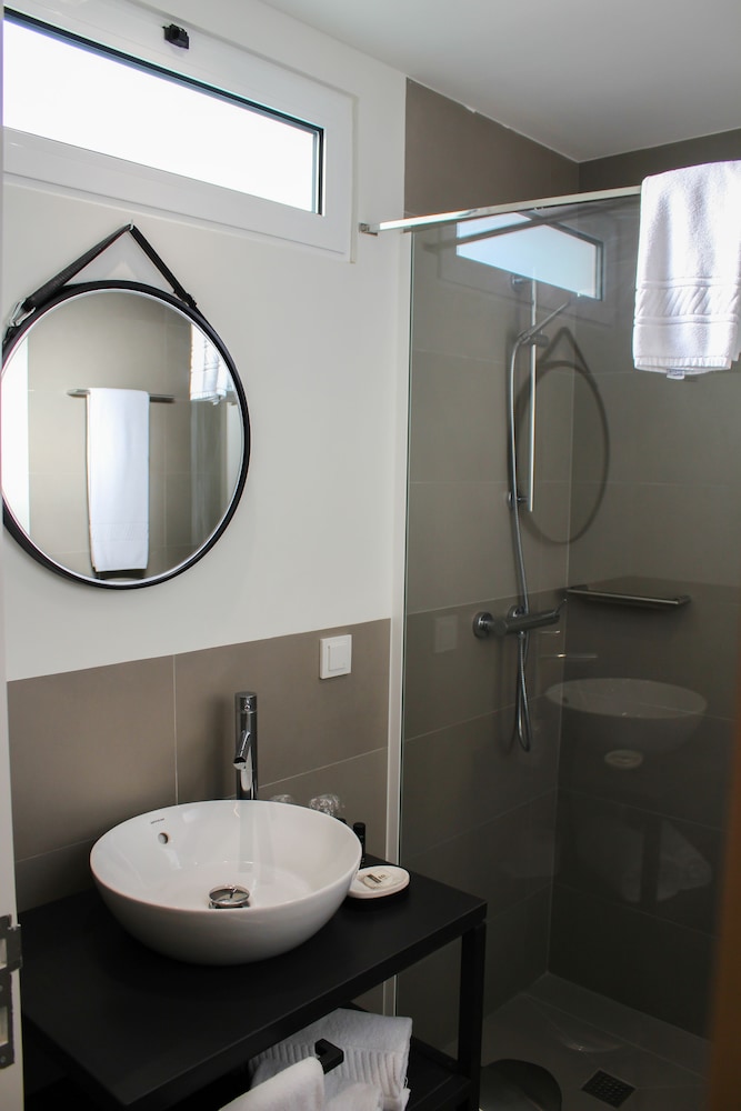 Basic Double Room, 1 Queen Bed, Non Smoking, Kitchenette photo 2