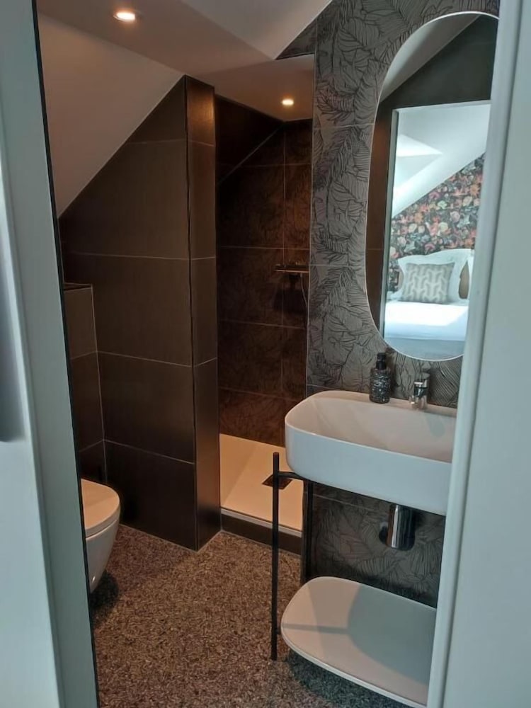 Standard Double Room - Photo 15