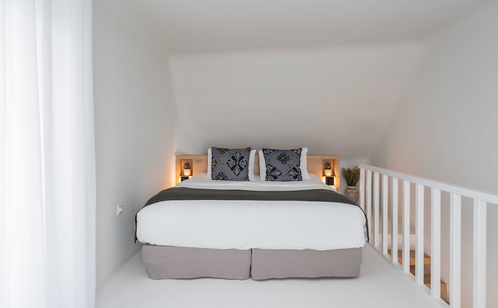 Rocabella Suite Caldera View with Outdoor Mini Plunge Pool for 6 Guests - Photo 6