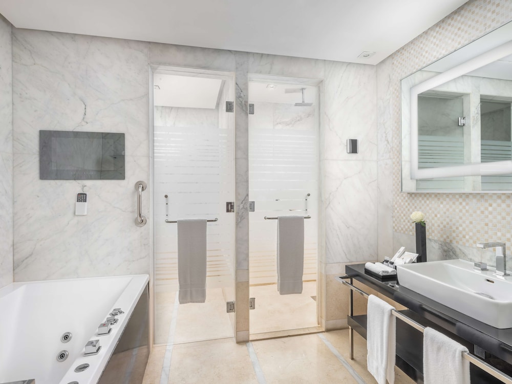 Business Suite, 1 King Bed, Sea View photo 3