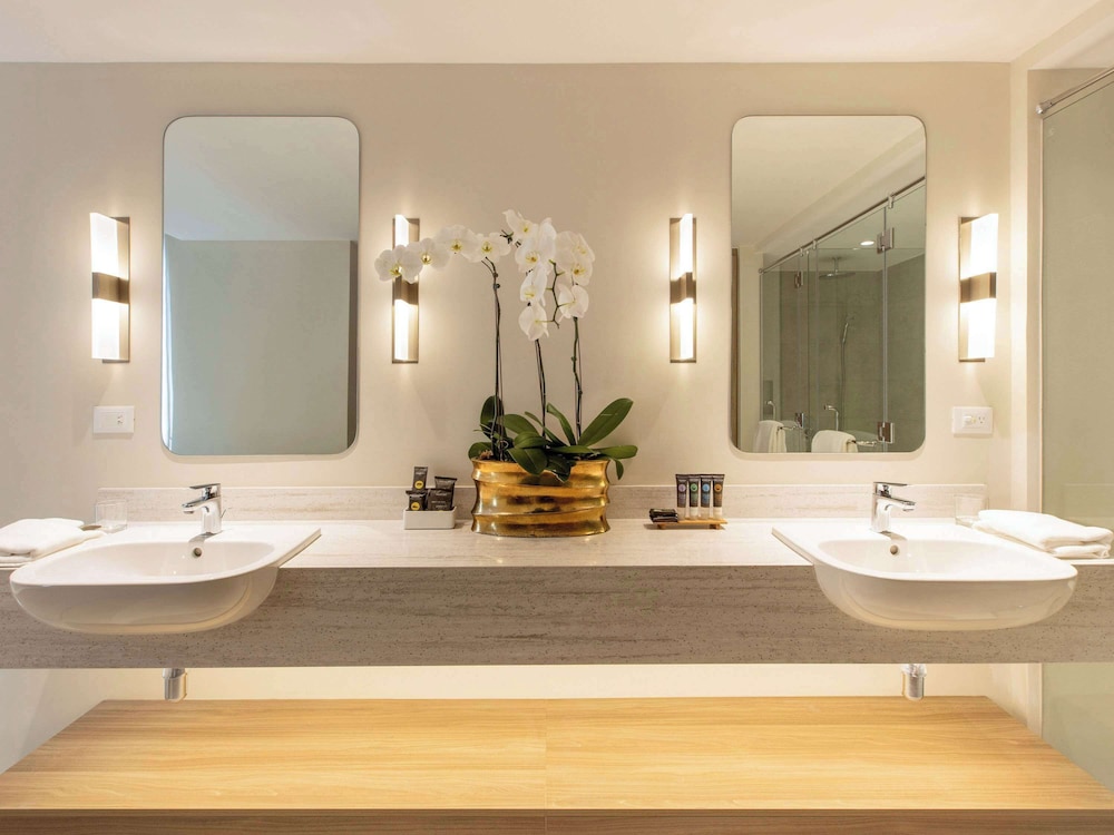 Premier Suite, 1 King Bed, Bathtub - Photo 5